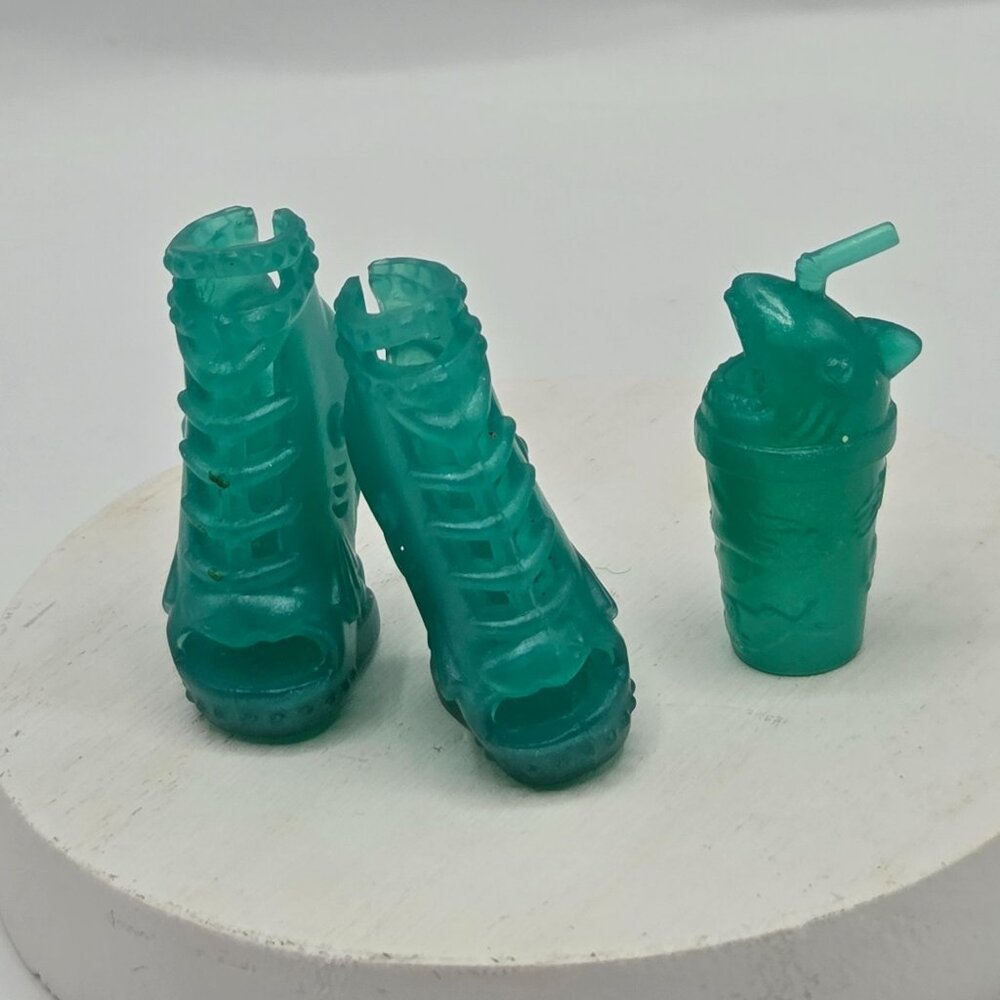 Monster High Toralei Stripe Freaky Field Trip Teal Jelly Shoes & Green Shark Dri